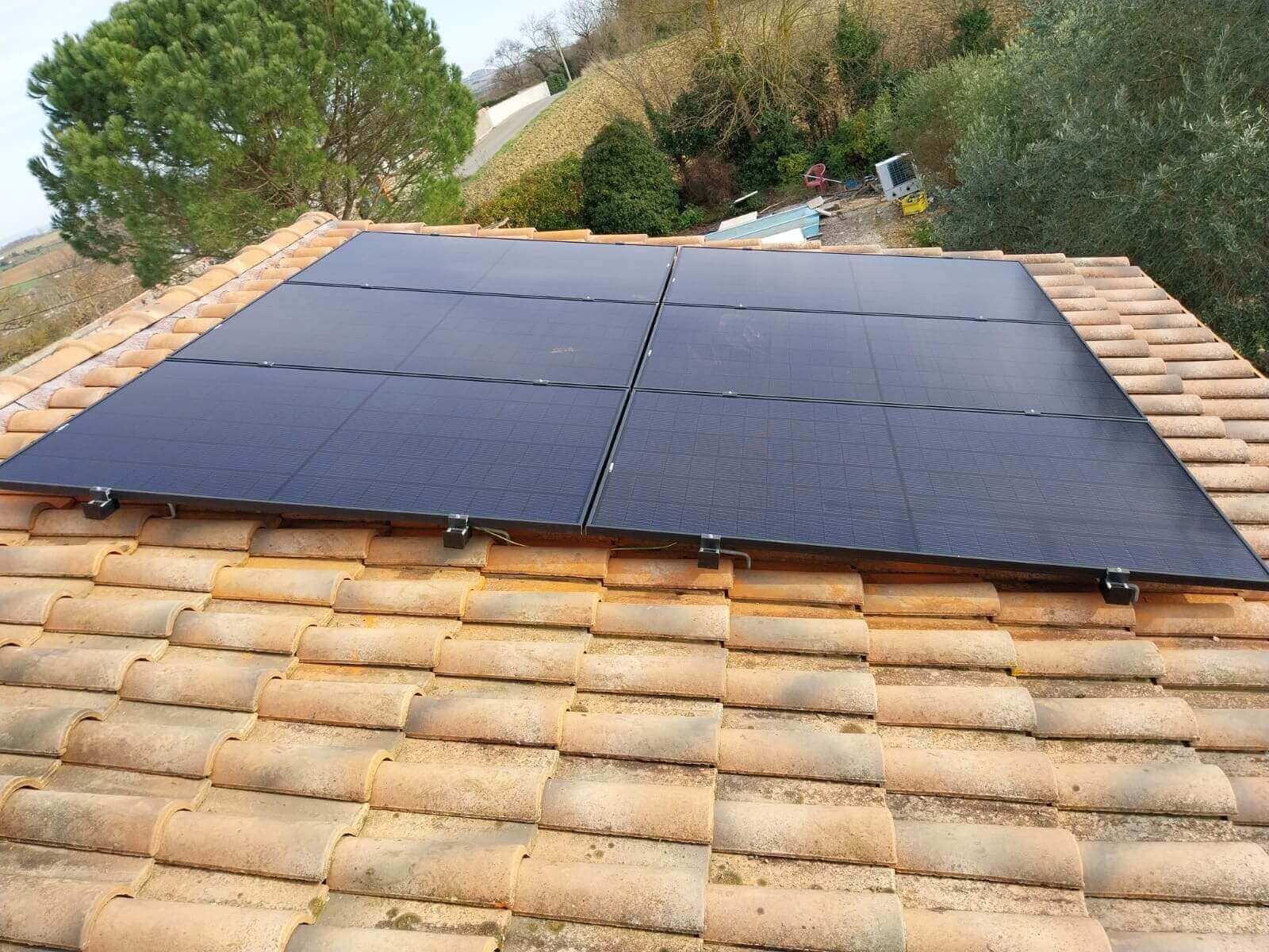 Nos Réalisations - Chantier montage panneaux solaires - solaire & lumière - 1 Nos Réalisations - Chantier montage panneaux solaires - solaire & lumière - 1