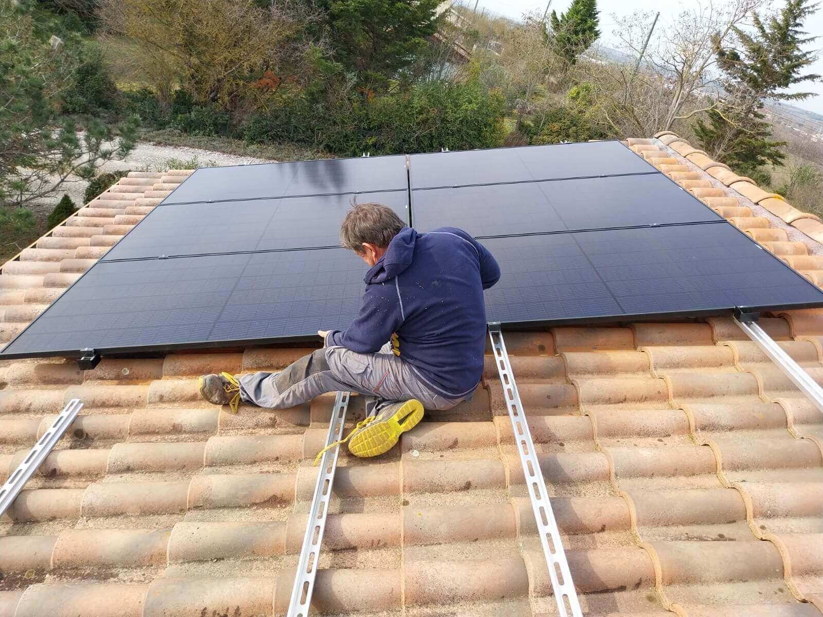 Nos Réalisations - Chantier montage panneaux solaires - solaire & lumière - 2 Nos Réalisations - Chantier montage panneaux solaires - solaire & lumière - 2