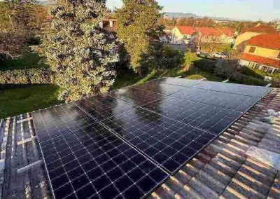 Les services d'électricité générale sont également proposés par Solaire et Lumière en complément de l'installation de panneaux solaires. Ainsi, en choisissant nos services, vous bénéficiez d'une expertise complète en matière d'électricité, assurant un fonctionnement optimal et sécurisé de vos installations.